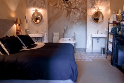 haagsche-suites-suite-1-view-of-bedroom-black-bed-linnen_mg_3733a_2
